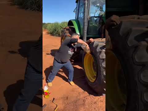 Veja só como se enche um pneu com gasolina🔥 #agro #borracharia