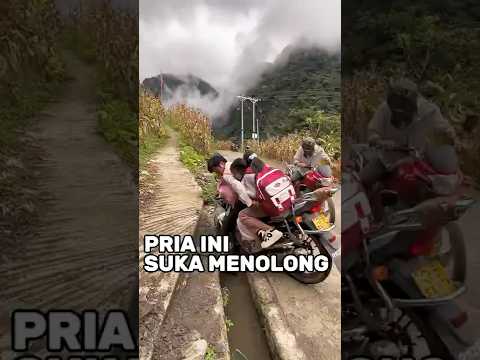 Pria Tulus Tolong Bapak Anak dan Perbaiki Jalan 😊 #shorts