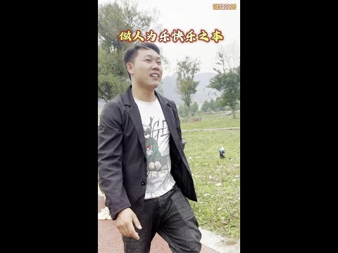 半路遇到美女被车压倒,小伙热心帮忙!#我的乡村生活 #生活不易爱心传递 #走在乡间的小路上回忆童年时光