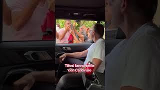 Tifosi del Milan fanno selfie con Cardinale a Milanello