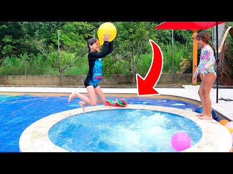 ⭐Jugando con GLOBOS de colores en la PISCINA  - Playing with colored Balloons in the POOL