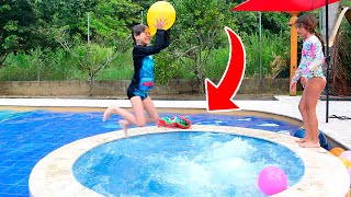 ⭐Jugando con GLOBOS de colores en la PISCINA  - Playing with colored Balloons in the POOL