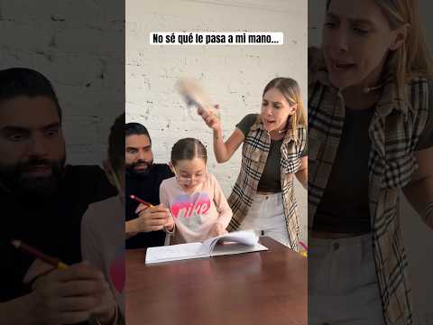 No sé qué le pasa a mi mano… #humor #familia #couple #pareja
