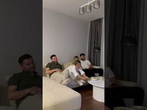 Evimize gelen herkese korku filmi açıp bunu yapmaya bayılıyoruz😂