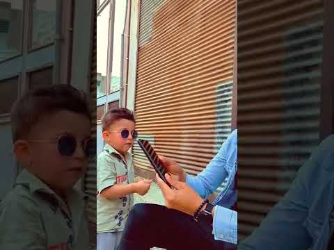 طفل صغير يبيع هاتفه من اجل شاب فقير كيف تعامل  الناس بلخير  يعاملوك بالاحسن 👈😔