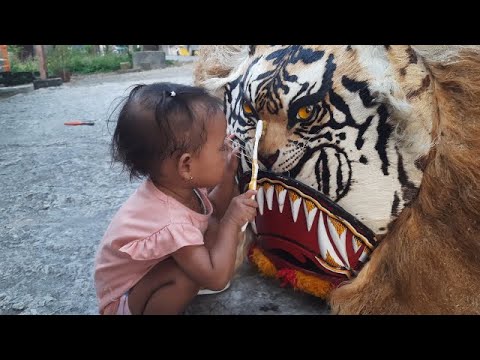 Bocil Bersihkan Kepala Reog Ponorogo sebelum Bulan Suro