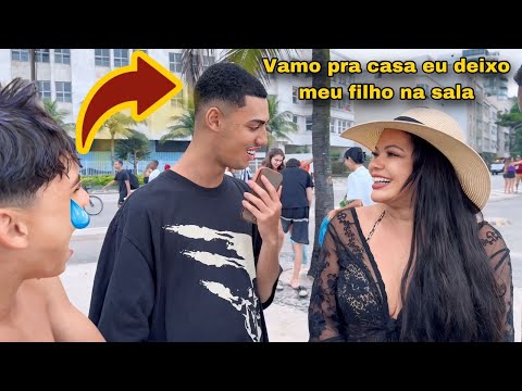 MOSKITÃO BEIJOU A MÃE DO FÃ NA FRENTE DELE ! ZARALHANDO NA PRAIA IPANEMA RJ