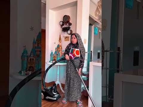 برخورد مامانم با جاروبرقی هوشمند😂😐