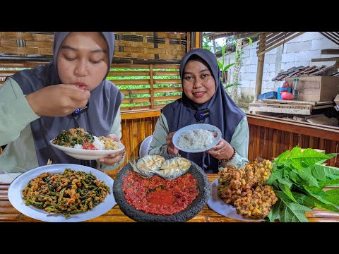 Matak NGALIMEUD, Makan NIKMAT Ditemani Hujan Lebat, Tumis Kangkung Tempe, Sambel Tempong, Ikan Asin