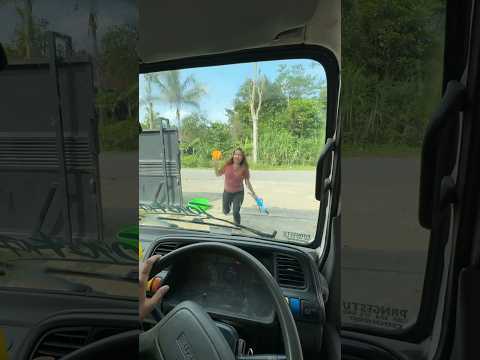 Joyce ngamuk !! Lempar gayung ke kaca truck macan madura ๐ญ