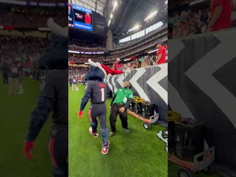 ur favorite holiday tradition is back 🤣 #houston #texans #nfl #santa #prank #funny