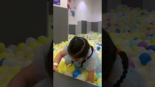 Em bơi trong nhà banh #shorts