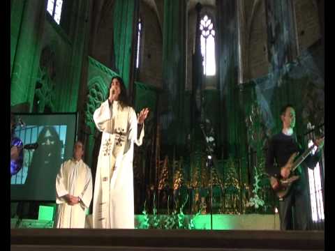Padres do Fim dos Tempos: Padre Jony e sua missa rock, em plena Catedral de Tortosa, na Espanha. O Pai Nosso foi cantado ao som de rock, assim como o resto das músicas da liturgia