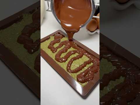 Préparation du chocolat de Dubaï 🍫💚✨#asmr #asmrsounds #dubaichocolate #chocolate #dubai