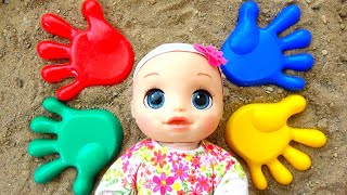 Learn colors with Baby Alive and colored hands