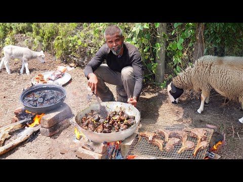 बोला काय खाणार? काळ्या मसाल्यातलं झणझणीत कालवण की कळ्या मसाल्यातलं मटण सुका का कोळशावर भाजलेलं मटण..