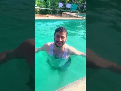 محمود داخل المسبح الأخضر
