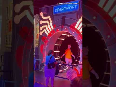 Personajes de Disney cayendo en Disney World #shorts