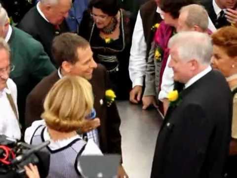 Video: OB Ude eröffnet die Wiesn 2011 - O'zapft is mit 2 Schlägen (Video: Gerd Bruckner)