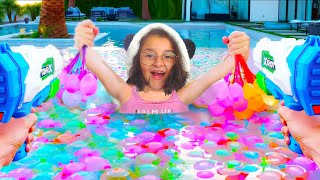 BATTAGLIA DI PALLONCINI D'ACQUA IN PISCINA!