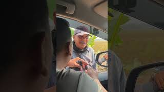 Ipda Purnomo meets a man selling lumpia and gives him money to buy rice