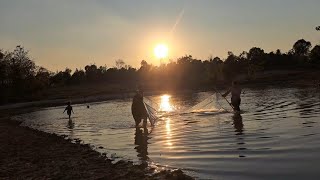 ค้อยค่ำลงแลงลงหนองส่อนกุ้งหาอยู่หากินตามวิถีชีวิต