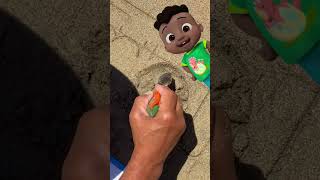 Cocomelon Sandfigur am Strand! 🏖️ #KinderSpaß #Cocomelon