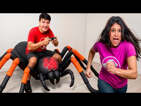 COMPREI UMA ARANHA GODZILLA GIGANTE E ASSUSTEI MINHA NAMORADA!