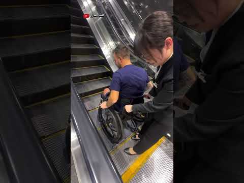 L’escalator au Japon😱♿️🇯🇵￼ (abonne toi aussi sur Instagram : roro_le_costaud) #shorts