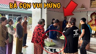 Bà Con Vui Mừng Cùng Nhau Đến Nhà Con Trong Ngày Mưa Bảo Để Nhận Phần Quà Từ Anh Đức 