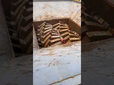 Metal shredding machine crushes metal