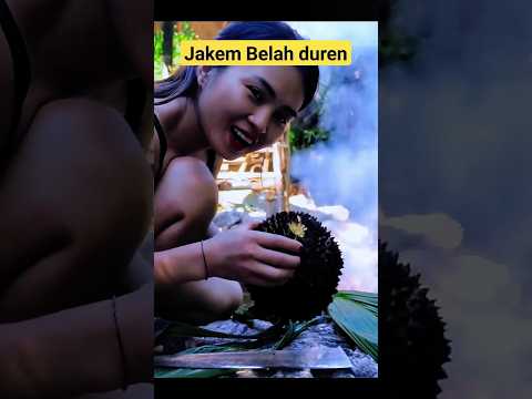 ketika harus membelah duren sendirian, karena tak ada lagi yang menemaninya, ia harus tetap senyum