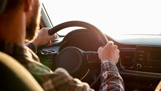 Usar el celular al volante te puede costar la vida en un segundo