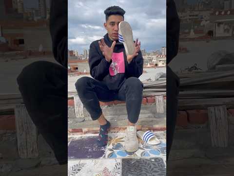 طفل يسرق حذاء بطريقة ذكية😱