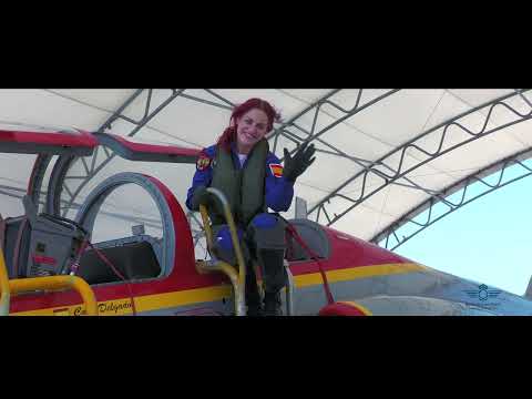 La candidata a astronauta española, Sara García Alonso, vuela con la Patrulla Águila