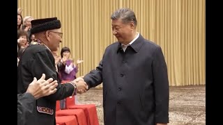 习近平接见新疆各族各界代表