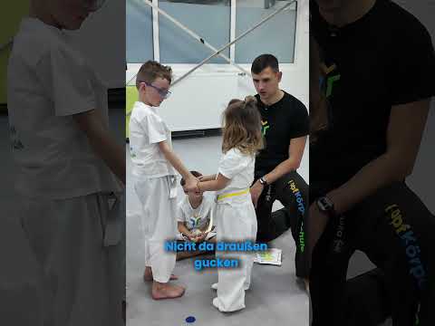 🧠 Wie kann ein Kind lernen, sich selbstbewusst zu befreien, wenn jemand es festhält? 💪 #shorts