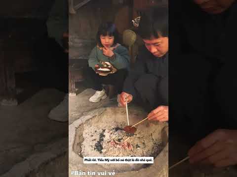 Bố con nhà Tiểu Mỹ làm kẹo đường trông bẩn quá đấy