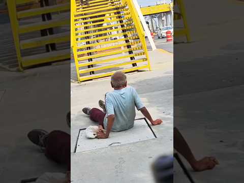 Me encontré con un señor tirado en la calle 😔 y la gente lo ignoraba... #sad