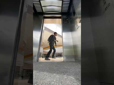 Intento ganarle al ascensor pero sale mal ?