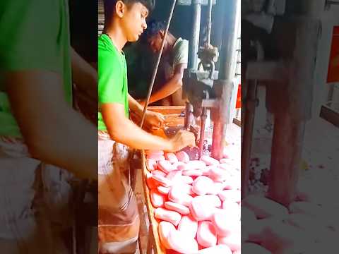 আমি ১৮ বছর বয়সে মালয়েশিয়ার একটি সাবান কোম্পানিতে প্রতিদিন 2000 পিস সাবান তৈরি করি।