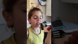 Trying dolma for the first time / Джон пробует долму в первый раз