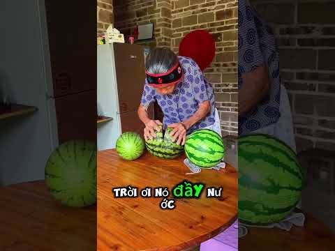 người bà này đã cố hết sức để tìm ra quả dưa hấu thật.