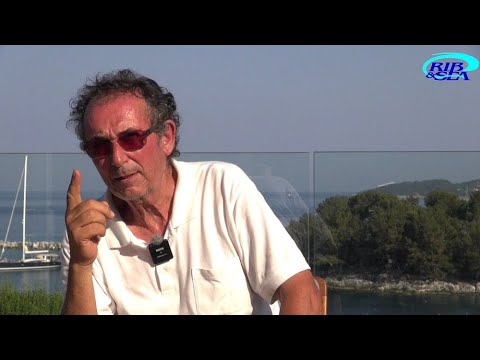 ΕΚΑΝΕ ΤΟΝ ΓΥΡΟ ΤΟΥ ΚΟΣΜΟΥ ΜΕ ΕΝΑ ΙΣΤΙΟΠΛΟΪΚΟ 6,8 ΜΕΤΡΩΝ ΚΑΙ ΣΗΜΕΡΑ ΖΕΙ ΞΕΧΑΣΜΕΝΟΣ ΣΤΟΥΣ ΠΑΞΟΥΣ
