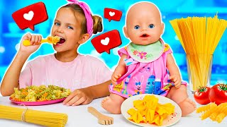 Maya prepara pasta para la pequeña muñeca Lina