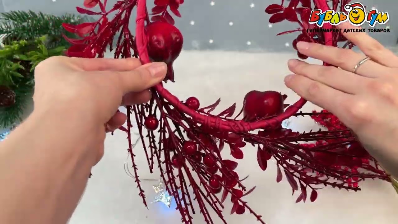 Украшение новогоднее Хвойный венок декоративный в красном цвете - видео