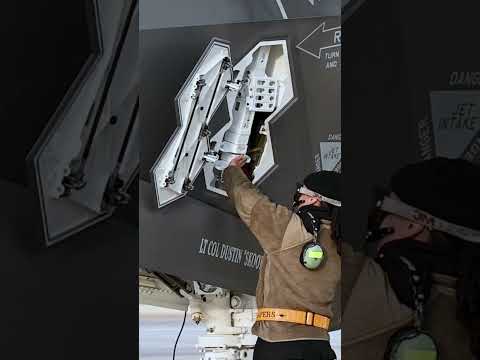 Uma escadinha embutida em um dos caças mais caros do mundo