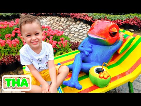 วลาดและนิกิตาเล่นกับแม่ที่สวนสนุกสำหรับครอบครัว