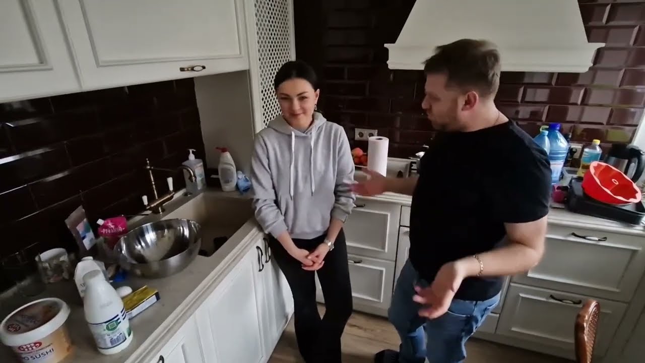 Пришли гости и накрыли стол