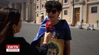 “El Papa se detuvo y firmó mi cuadro de Acutis"